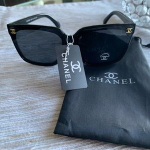 Black sunglasses. Not 💯 authentic but look like the real deal. UV protected